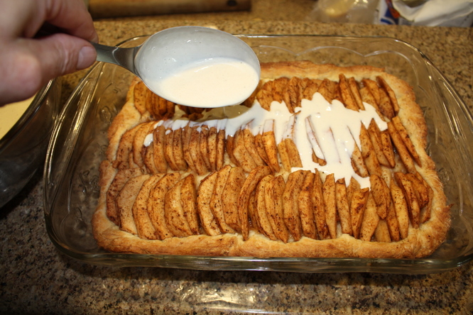 pour-custard-over-apples