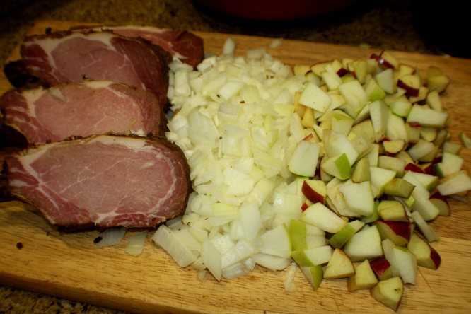 Kassler chops with onions and apples 