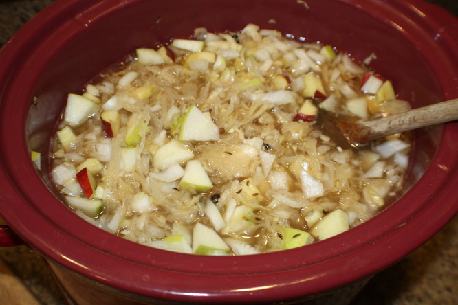 Sauerkraut in the crockpot with apples and onions