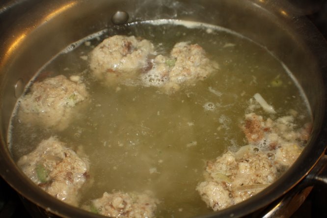 Semmelknoedel simmering