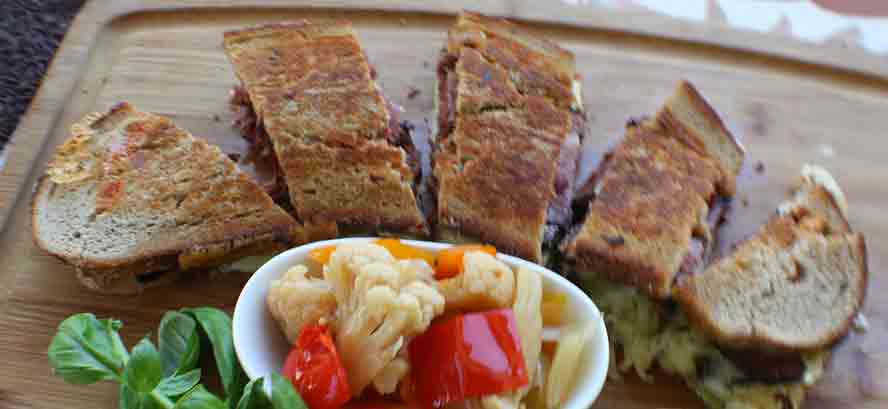 artisan-display-reuben Here is a Rueben on a huge slice of Rye bead