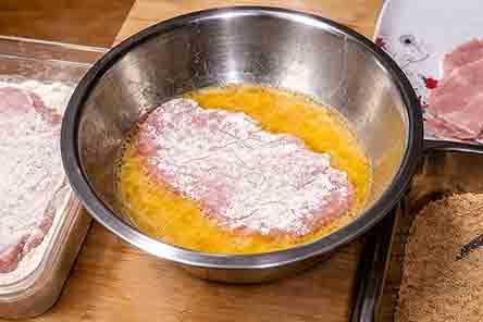 schnitzel-in-eggwash-444