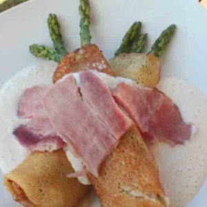 Final crepes with ham and cheese sauce