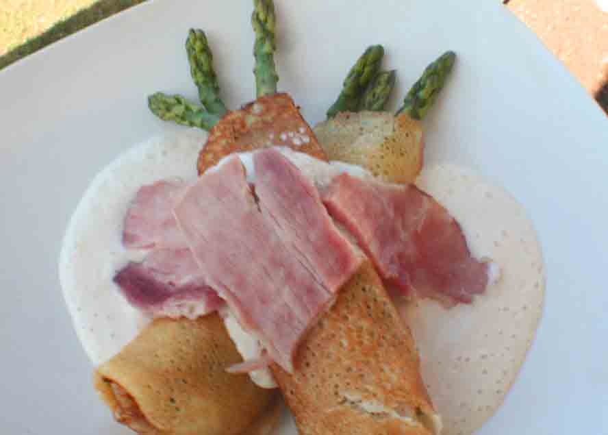 Final crepes with ham and cheese sauce