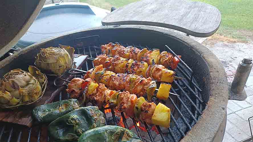 chicken-schaschlik-pineapple.jpg The same style chicken Schaschlik with pineapple on the grill.