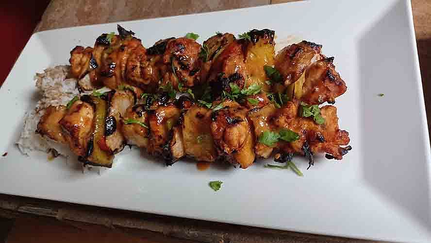 chicken-schaschlik-plated-simple.jpg grilled chicken schaschlik served on plate with sauce and garnish