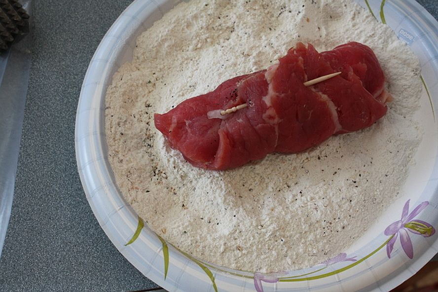 Rouladen coated in seasoned flour before browning