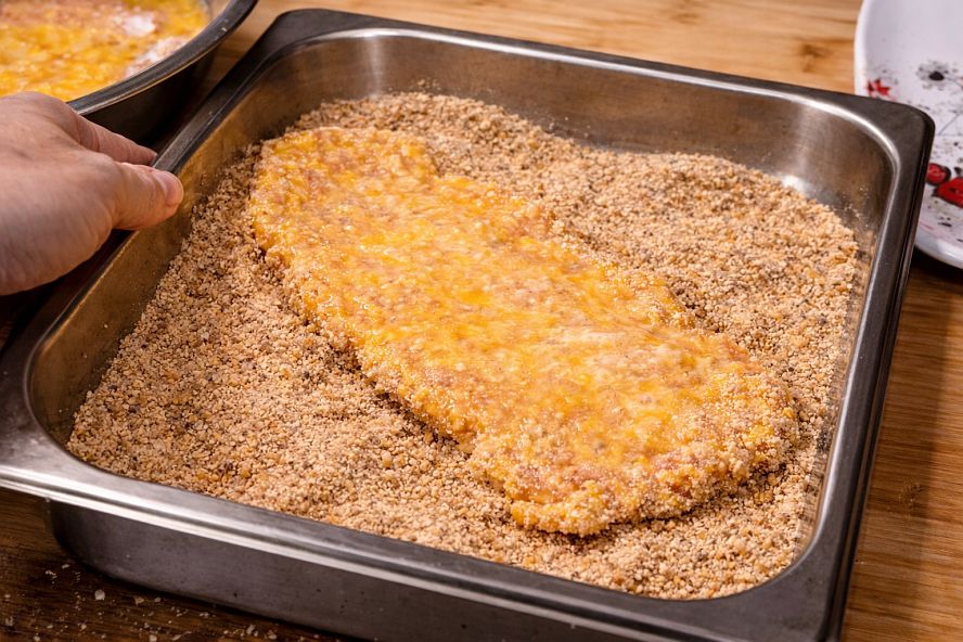 schnitzel-breading-4 schnitzel coated in breadcrumbs before frying