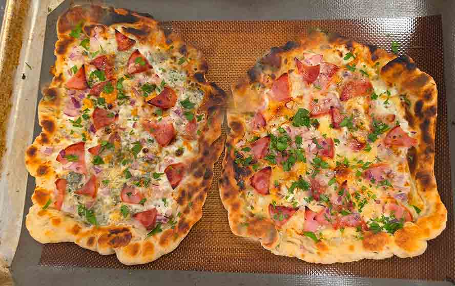 finished-flamme=kuchen Flammenkuchen out of the broiler