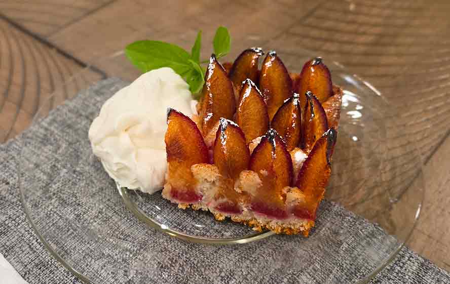 daschi-plated Slice of nice Pflaumendatschi with whipped cream.