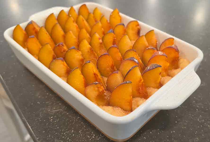 datschi-cinnamon-sugar Sprinkle cinnamon sugar on the plums and is ready to bake.